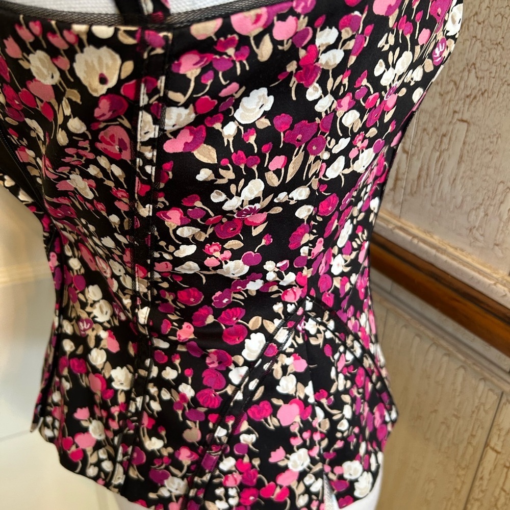 White House Black Market Corset Floral Top. - Picture 6 of 15